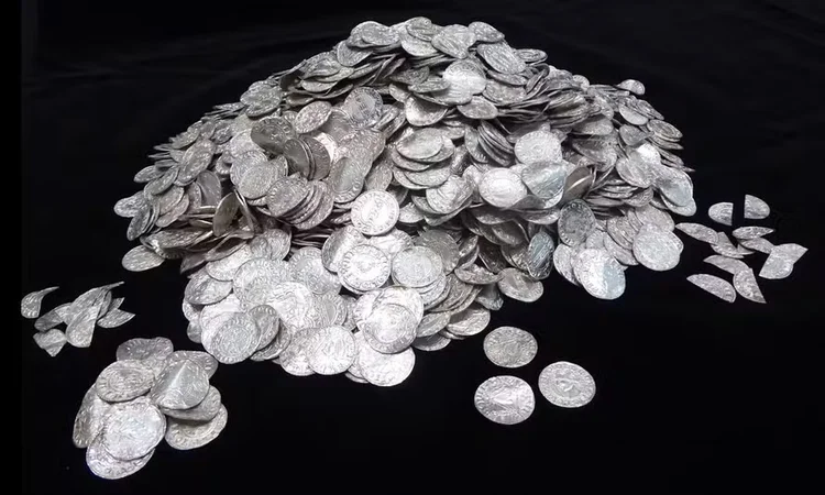 Um grupo de amigos, usando detectores de metais, encontrou o maior tesouro de moedas de prata já descoberto no Reino Unido, composto por 2.584 moedas que remontam a cerca de mil anos. (Museu de Somerset/Divulgação)