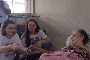 Porto Velho: idosa de 72 anos chega de maca para votar em escola