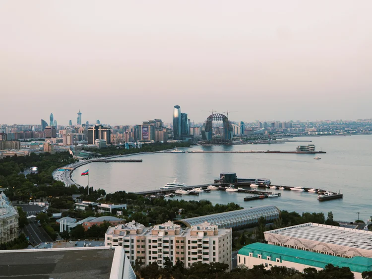 Baku, capital e centro comercial do Azerbaijão, que sediará a COP29 (Orkhan Musayev/Unsplash)