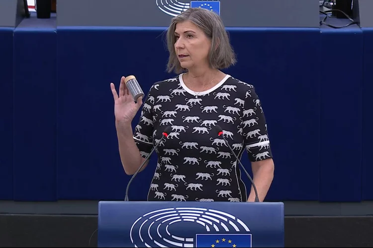 Anja Hazekamp, deputada holandesa, durante uma sessão no Parlamento Europeu, carregando cinzas do Pantanal (Parlamento Europeu/Reprodução)