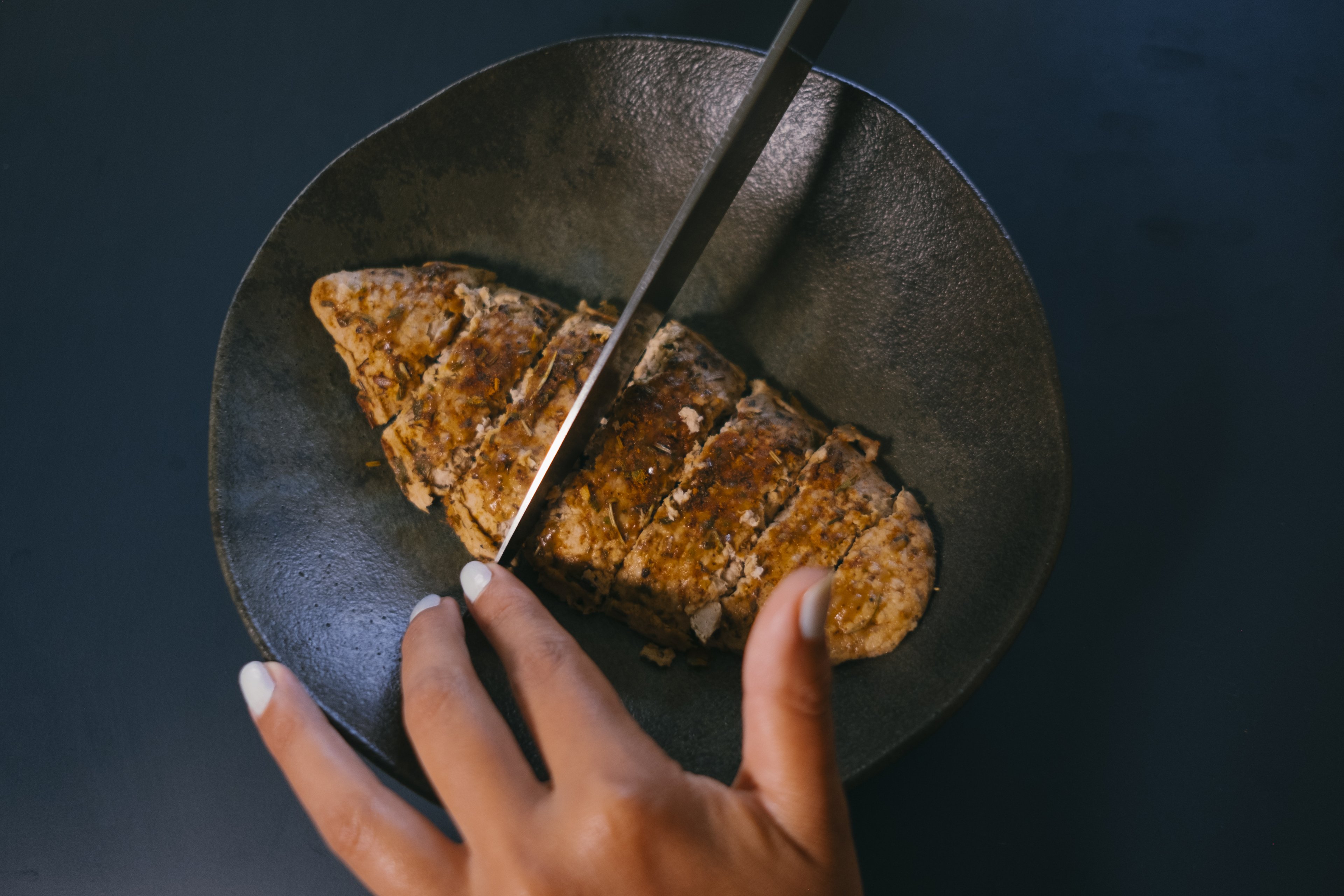 O bife à base de micélio demonstra a versatilidade do ingrediente, que pode ser usado em carnes ou produtos como iogurtes e pães.