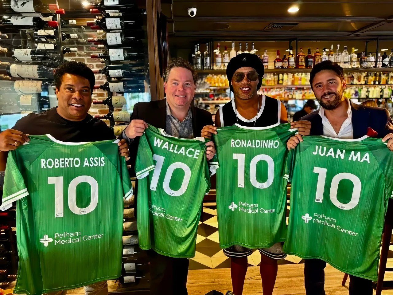 Ronaldinho Gaúcho toca sino da Bolsa de Nova York após se tornar sócio de time nos EUA; veja vídeo