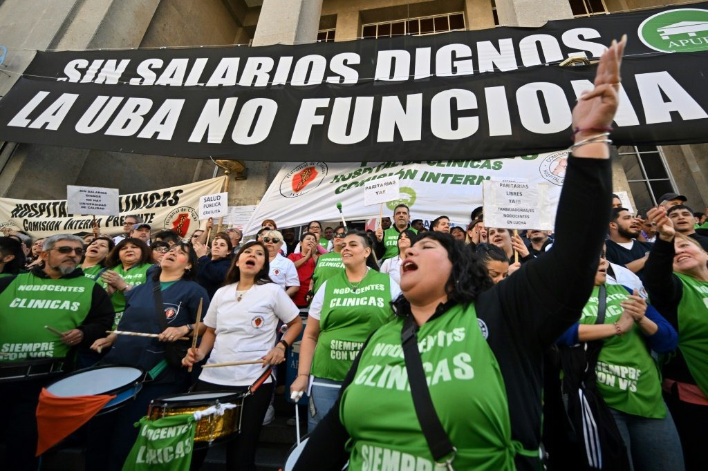 Professores universitários iniciam greve na Argentina em protesto contra veto de Milei