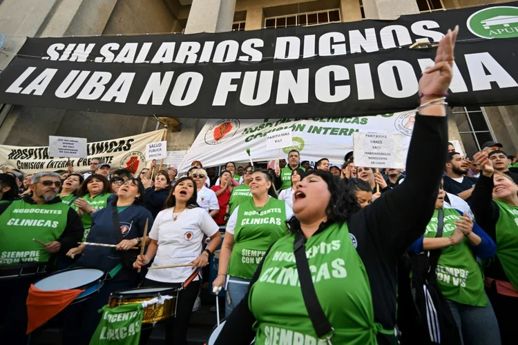 Protesto de professores, estudantes e administradores da Universidade de Buenos Aires (UBA) convocado em 24 de setembro de 2024 em frente ao Hospital de Clínicas José de San Martín contra cortes orçamentários (AFP)