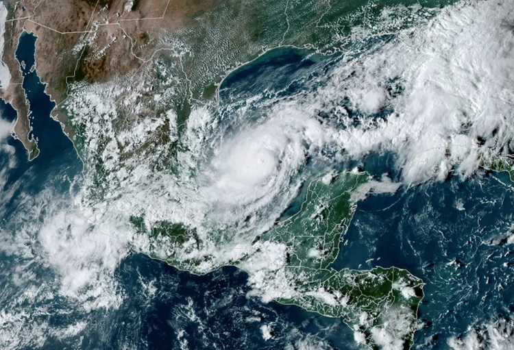 Furacão Milton: tempestade de categoria 5 avança sobre o México e a Flórida (HANDOUT / NOAA/AFP)
