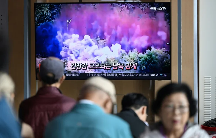 Monitor ligado em estação de trem de Seul exibe reportagem sobre explosão em estrada na Coreia do Norte (AFP)