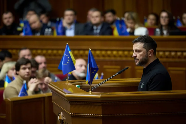 O presidente ucraniano Volodimir Zelensky discursa no Parlamento ucraniano (AFP)
