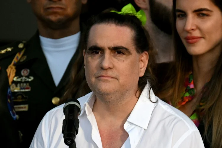 O empresário colombiano Alex Saab, acusado de ser laranja do presidente Nicolás Maduro, discursa no palácio presidencial da Venezuela após ser libertado pelos EUA em 20 de dezembro de 2023 (AFP/AFP)