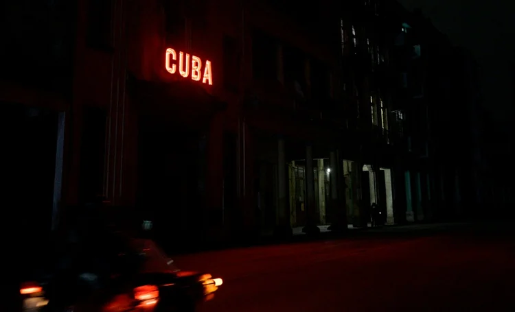 Letreiro iluminado em rua escura de Havana: país enfrenta segundo dia sem luz (AFP/AFP)