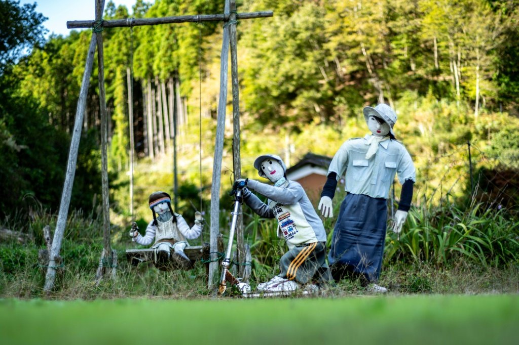 Esta cidade do Japão tem primeira criança em décadas — e dezenas de bonecos para preencher o 'vazio'