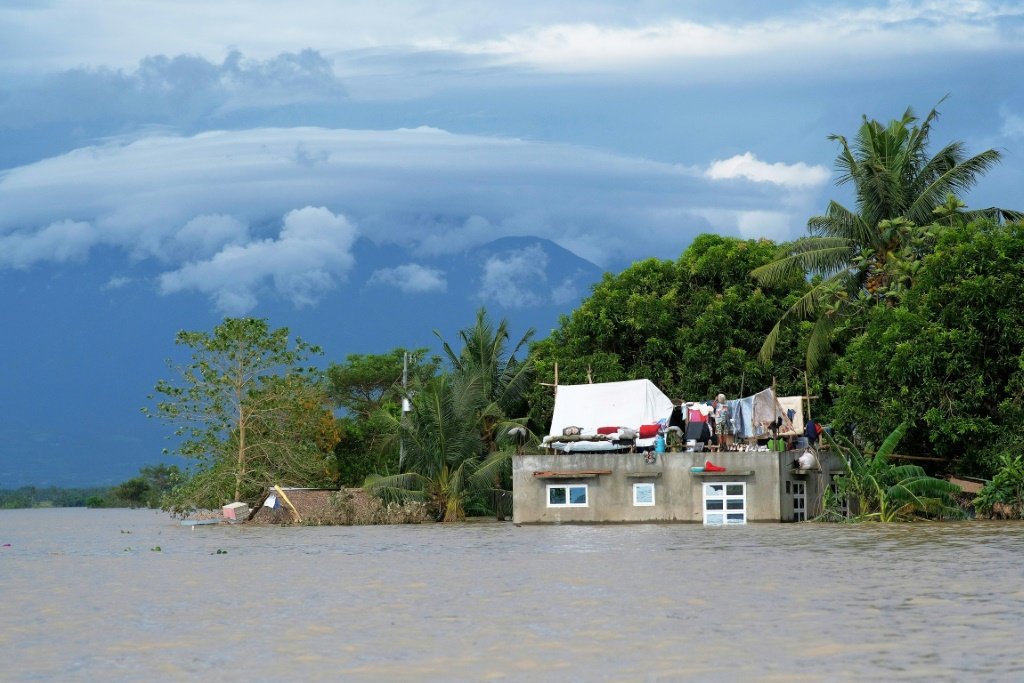 Número de mortes provocadas por tempestade tropical nas Filipinas sobe para 100