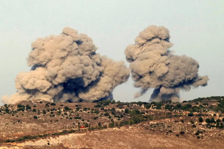 Fumaça provocada por bombardeio israelense em Nabatieh, sul do Líbano, em 28 de outubro de 2024 (AFP)
