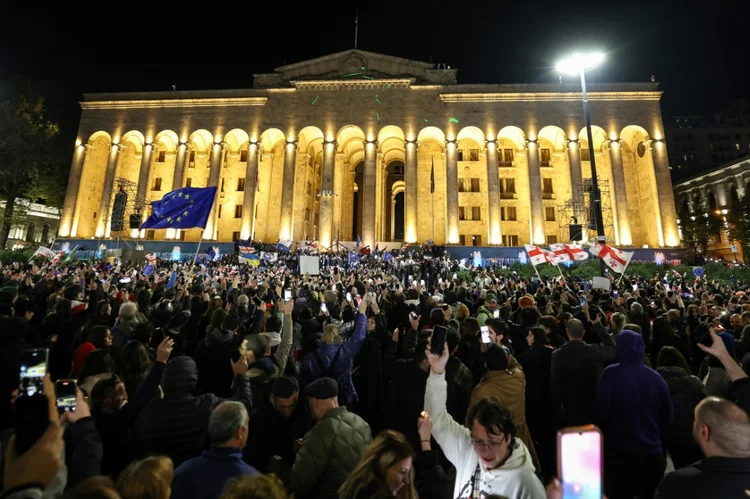 Apoiadores da oposição georgiana manifestam-se em Tbilisi contra os resultados das eleições parlamentares que a oposição diz terem sido fraudadas (AFP)