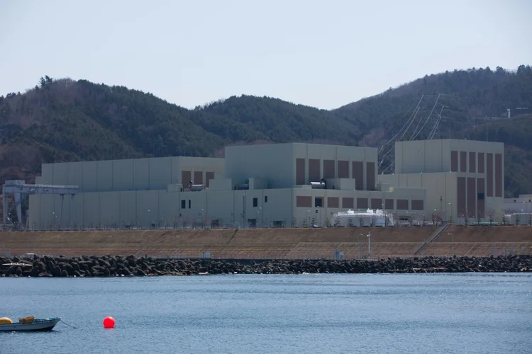 A central nuclear de Onagawa em foto de abril de 2011, antes da construção do novo muro anti-tsunami (AFP)