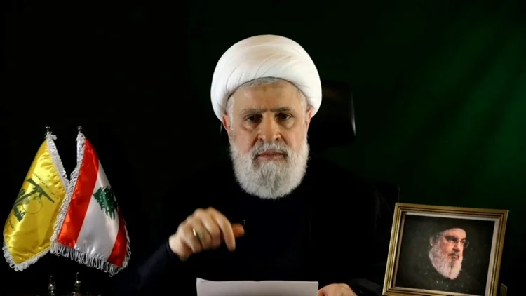 Captura de tela de vídeo do canal Al-Manar, do Hezbollah, mostra Naim Qassem durante discurso exibido em 15 de outubro de 2024 (AFP)