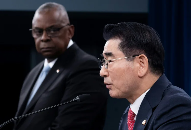 O ministro da Defesa da Coreia do Sul, Kim Yong Hyun, ao lado do secretário de Defesa americano, Lloyd Austin, em Arlington (AFP)