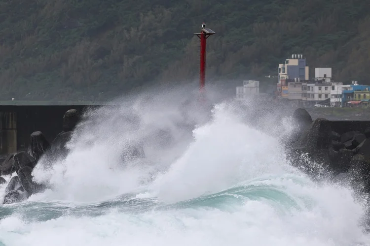 Uma forte onda é vista em Keelung, Taiwan, com a aproximação do supertufão Kong-ry em 31 de outubro de 2024 (AFP)