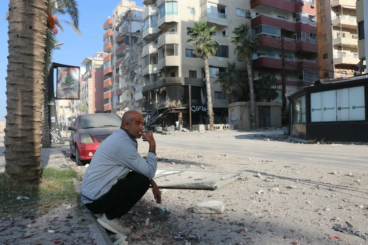 Um homem inspeciona a destruição no local de um ataque aéreo israelense na cidade de Tiro, no sul do Líbano, em 29 de outubro de 2024. Israel lançou novos ataques em 28 de outubro em Tiro, informou a mídia estatal libanesa, depois que os militares israelenses ordenaram que áreas da cidade do sul fossem evacuadas e após um ataque anterior que matou sete pessoas. ( Bilal KASHMAR/AFP)