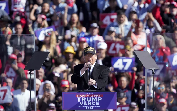 O ex-presidente dos EUA e candidato presidencial republicano Donald Trump discursa em um comício de campanha na CSI Aviation, Inc. em Albuquerque, Novo México, 31 de outubro de 2024 (Steven St. John/AFP)