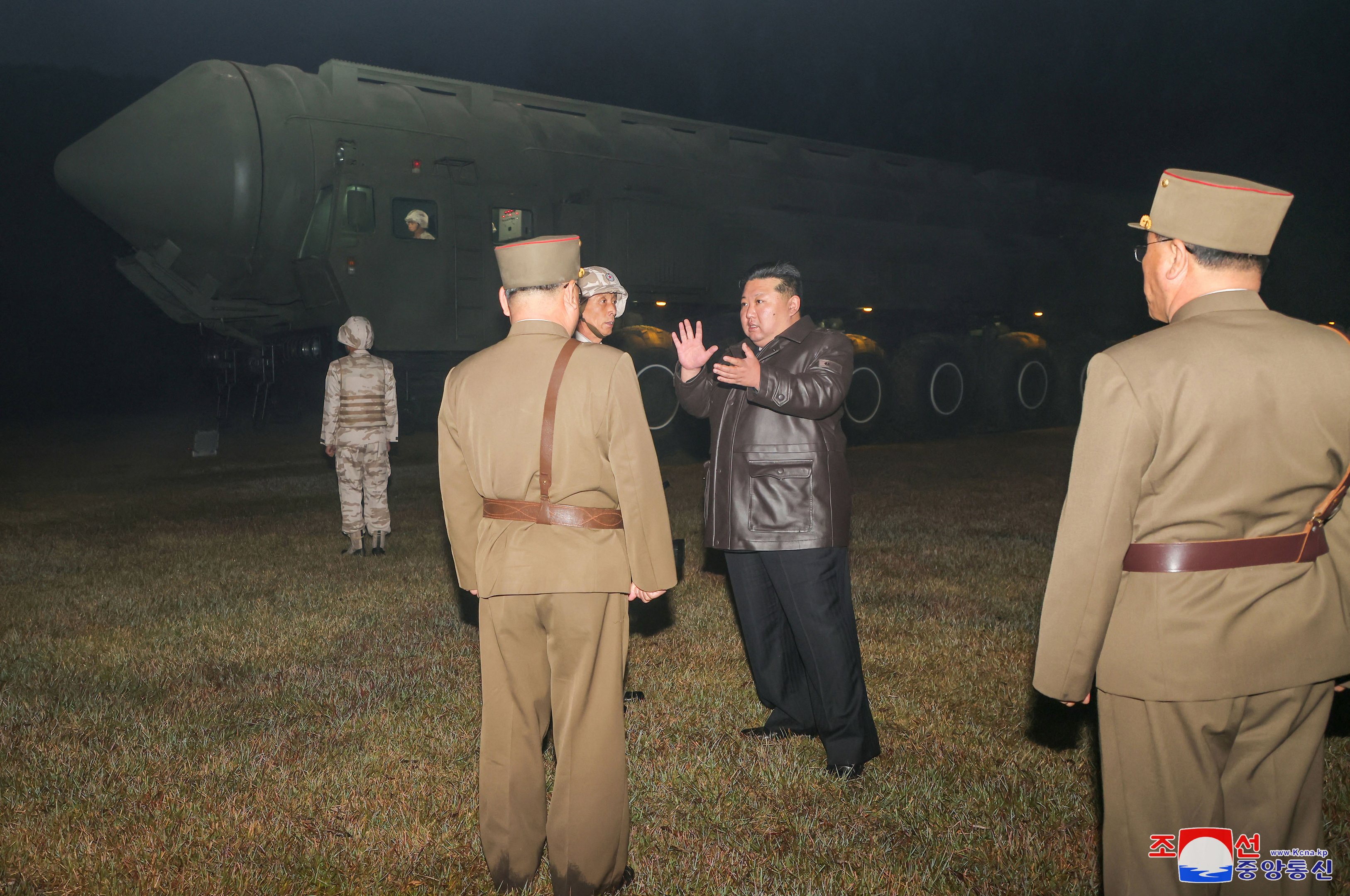 Esta foto tirada em 31 de outubro de 2024 e divulgada pela Agência Central de Notícias da Coreia do Norte (KCNA) via KNS em 1º de novembro de 2024 mostra o líder norte-coreano Kim Jong Un (centro D) antes do teste de tiro do novo míssil balístico intercontinental (ICBM) Hwasong-19, em um local não revelado na Coreia do Norte