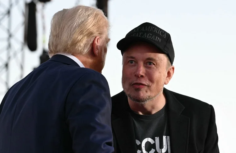 Elon Musk com Donald Trump, durante um comício (Jim Watson/AFP)