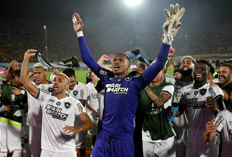 John Textor, dono do Botafogo, prepara a Eagle Football para estreia no mercado de capitais em 2025. (Eitan Abramovich / AFP)