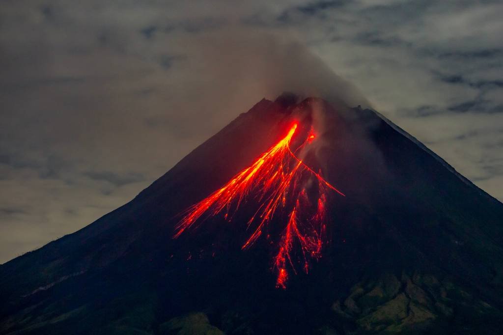 Erupção de vulcão no leste da Indonésia deixa 10 mortos