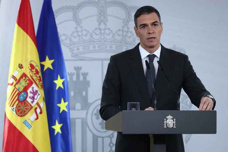 Primeiro-ministro espanhol Pedro Sanchez faz um discurso televisionado no Palácio de Moncloa, sobre a situação na região devastada de Valência, no leste da Espanha, após inundações (AFP)