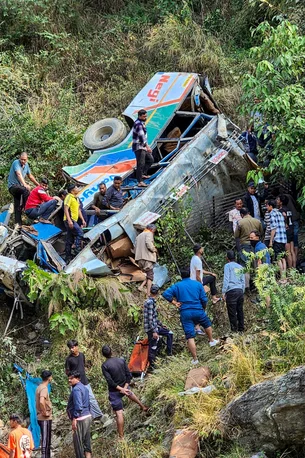 Ônibus despenca de barranco na Índia; 36 corpos foram retirados dos destroços