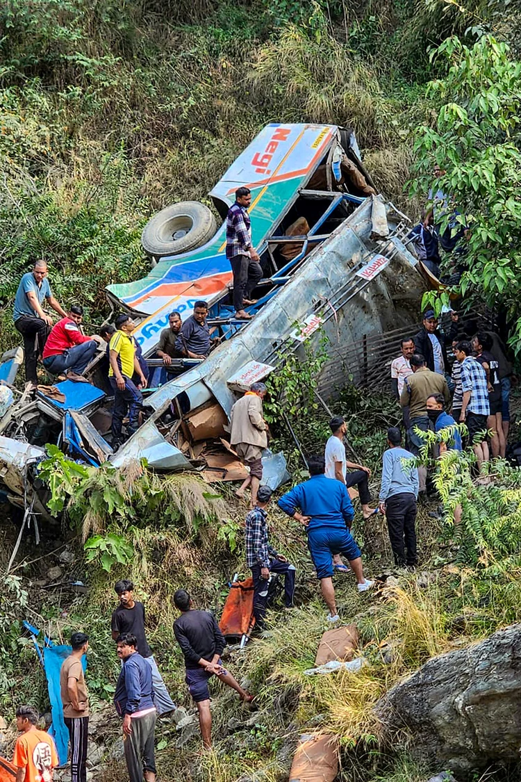 Esta fotografia de folheto tirada em 4 de novembro de 2024 e divulgada pelo Departamento de Informação e Relações Públicas (DIPR) Uttarakhand mostra pessoas no local de um acidente de ônibus, depois que ele caiu em um desfiladeiro no distrito de Almora, no estado de Uttarakhand, na Índia. Um ônibus na Índia caiu em um rio em uma ravina profunda do Himalaia em 4 de novembro, com pelo menos 36 passageiros mortos, disse um funcionário do governo (Department of Information and Public Relations (DIPR) Uttarakhand/AFP)