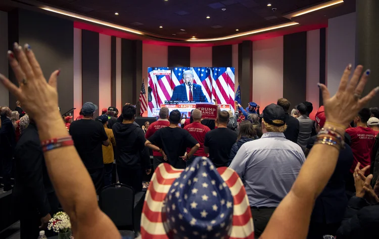 Republicana comemora vitória de Trump durante apuração das eleições americanas (AFP Photo)