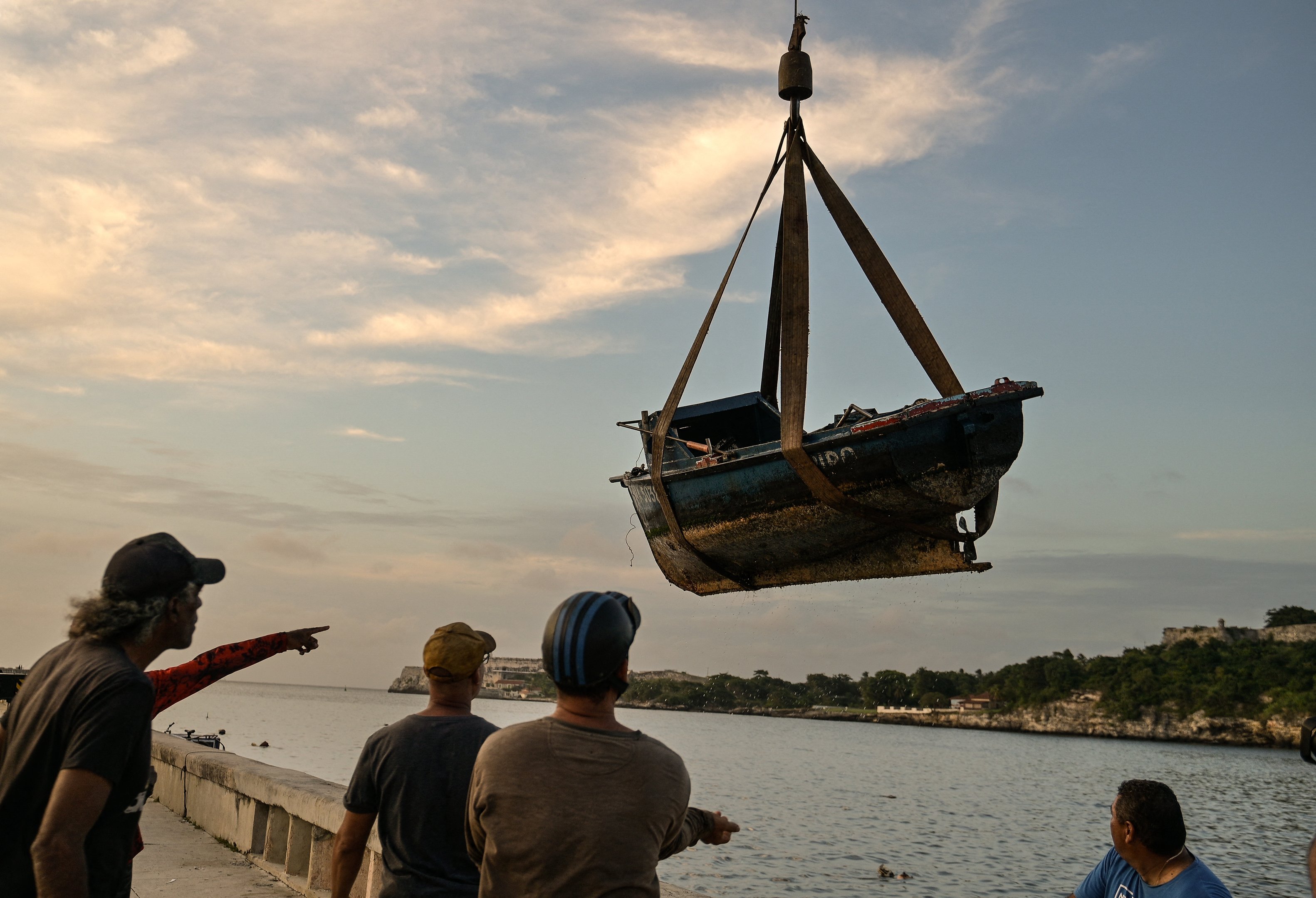 Pescadores retiram seus barcos da água antes da chegada da tempestade tropical Rafael em Havana em 5 de novembro de 2024. Cuba estava se preparando para a tempestade tropical Rafael, que deve atingir a ilha como um furacão em 6 de novembro, agravando a miséria causada por um grande apagão e pelo furacão Oscar