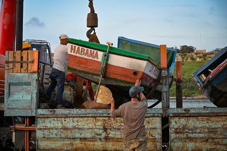 Pescadores retiram seus barcos da água antes da chegada da tempestade tropical Rafael a Havana em 5 de novembro de 2024 (ADALBERTO ROQUE/AFP)