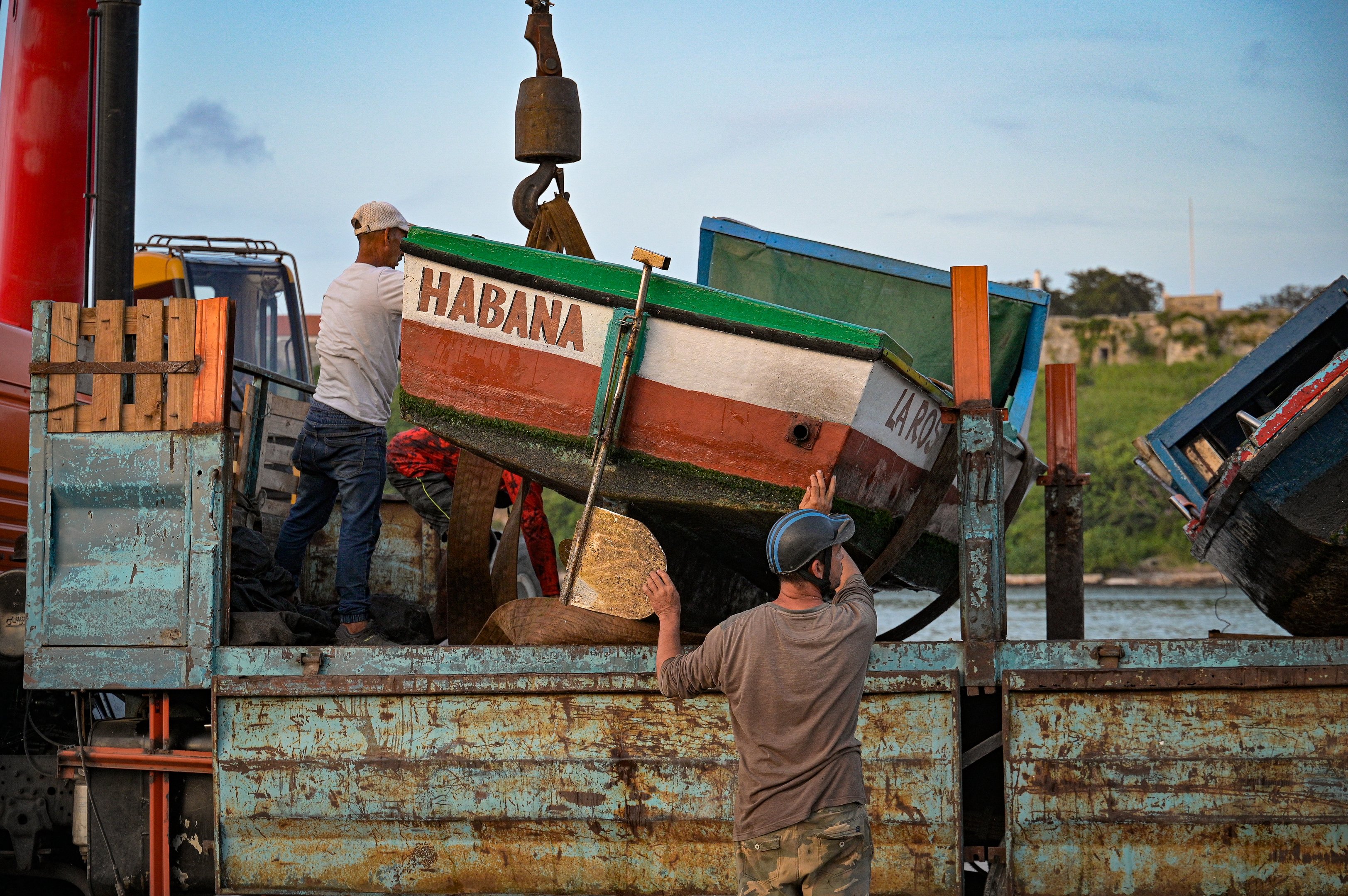 Pescadores retiram seus barcos da água antes da chegada da tempestade tropical Rafael a Havana em 5 de novembro de 2024. Cuba se preparava para a tempestade tropical Rafael, que deverá atingir a ilha como um furacão em 6 de novembro, agravando a miséria provocado por um grande apagão e pelo furacão Oscar