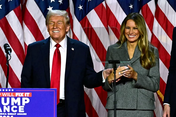 Donald Trump, presidente eleito dos EUA, ao lado da mulher, Melania (Jim Watson/AFP)