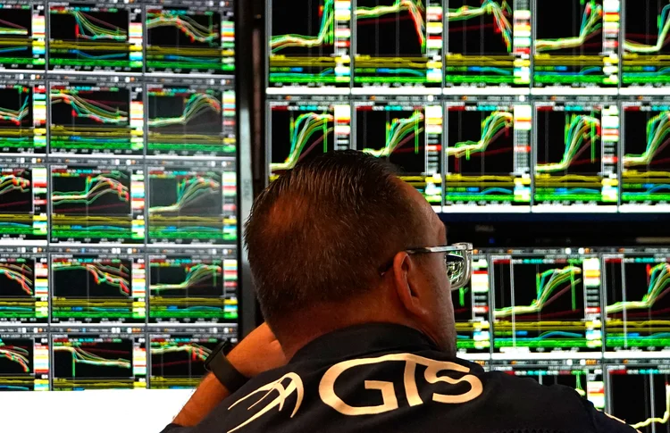 Os traders trabalham no pregão da Bolsa de Valores de Nova York (NYSE) na abertura do pregão em 6 de novembro de 2024, na cidade de Nova York. As ações de Wall Street subiram na abertura do pregão em Wall Street na quarta-feira, depois que os eleitores dos EUA enviaram Donald Trump de volta à Casa Branca e lhe deram um Senado Republicano. Os principais índices subiram 1,8% ou mais no início, já que as esperanças sobre os esperados cortes de impostos e flexibilização regulatória mais do que compensaram as preocupações sobre tarifas mais altas (TIMOTHY A. CLARY/AFP)