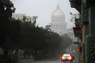 Com categoria 3, furacão Rafael toca solo no sudoeste de Cuba após causar apagão