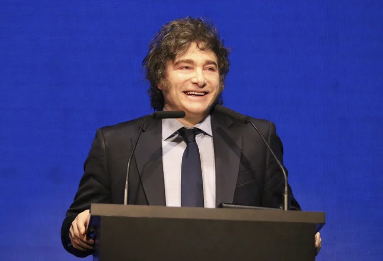 Handout picture released by the Argentinian Presidency showing President Javier Milei speaking to businessmen during the commemoration of the 100th anniversary of the Argentine Chamber of Commerce and Services in Buenos Aires on November 7, 2024. (Photo by Handout / Argentinian Presidency / AFP) / RESTRICTED TO EDITORIAL USE - MANDATORY CREDIT "AFP PHOTO / Argentinian Presidency" - NO MARKETING - NO ADVERTISING CAMPAIGNS - DISTRIBUTED AS A SERVICE TO CLIENTS (AFP)