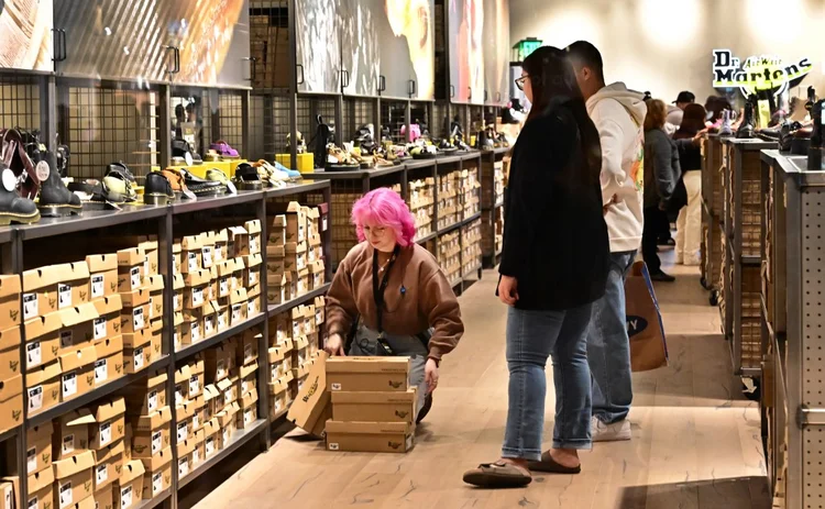 Clientes em outlet em Los Angeles, nos Estados Unidos (Frederic Brown/AFP)