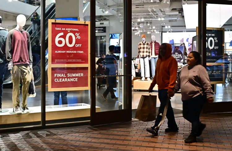 Consumidores em shopping em Los Angeles (Frederic Brown/AFP)