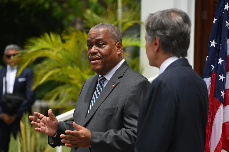 Garry Conille, primeiro-ministro do Haiti, ao lado de Antony Blinken, secretário de Estado dos EUA, em imagem de arquivo (Roberto Schmdt/AFP)