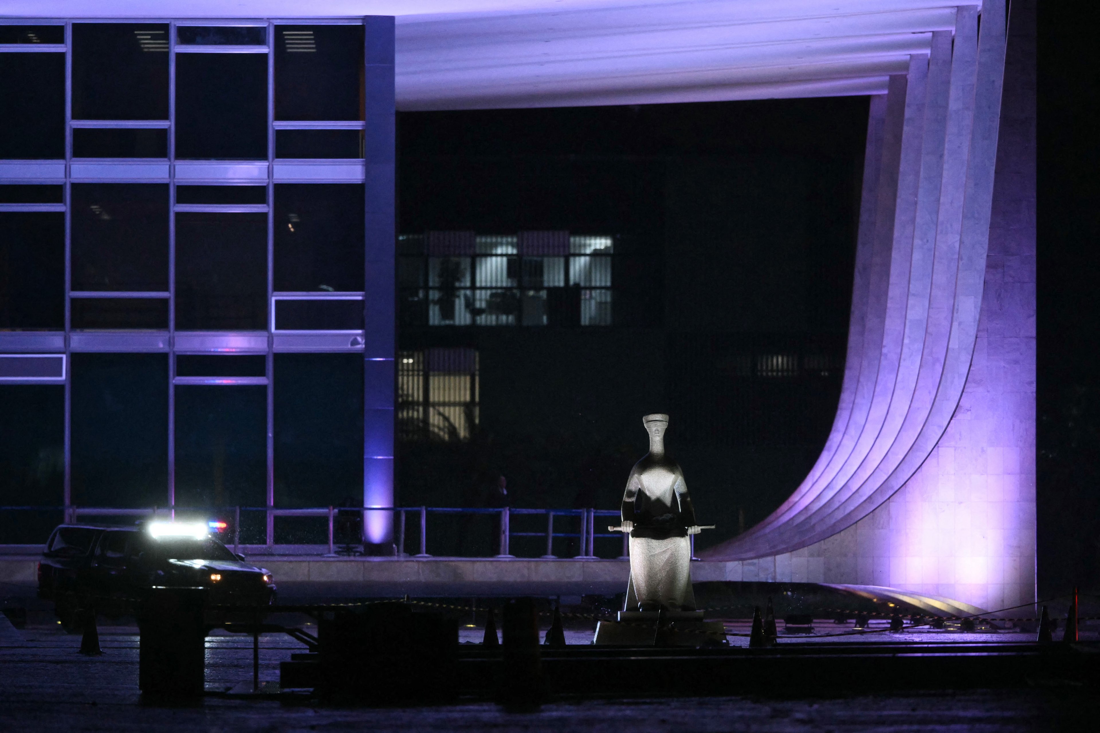 Police guard the crime scene where a man died after an explosion in front of Brazil's Supreme Federal Court in Brasilia, Brazil, on November 13, 2024. One person was found dead near Brazil's Supreme Court in Brasilia after two explosions prompted the evacuation of the building, officials said late Wednesday. (Photo by EVARISTO SA / AFP)