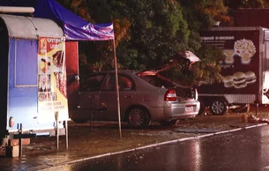 Carro incendiado nas proximidades da Praça dos Três Poderes tem placa de Santa Catarina