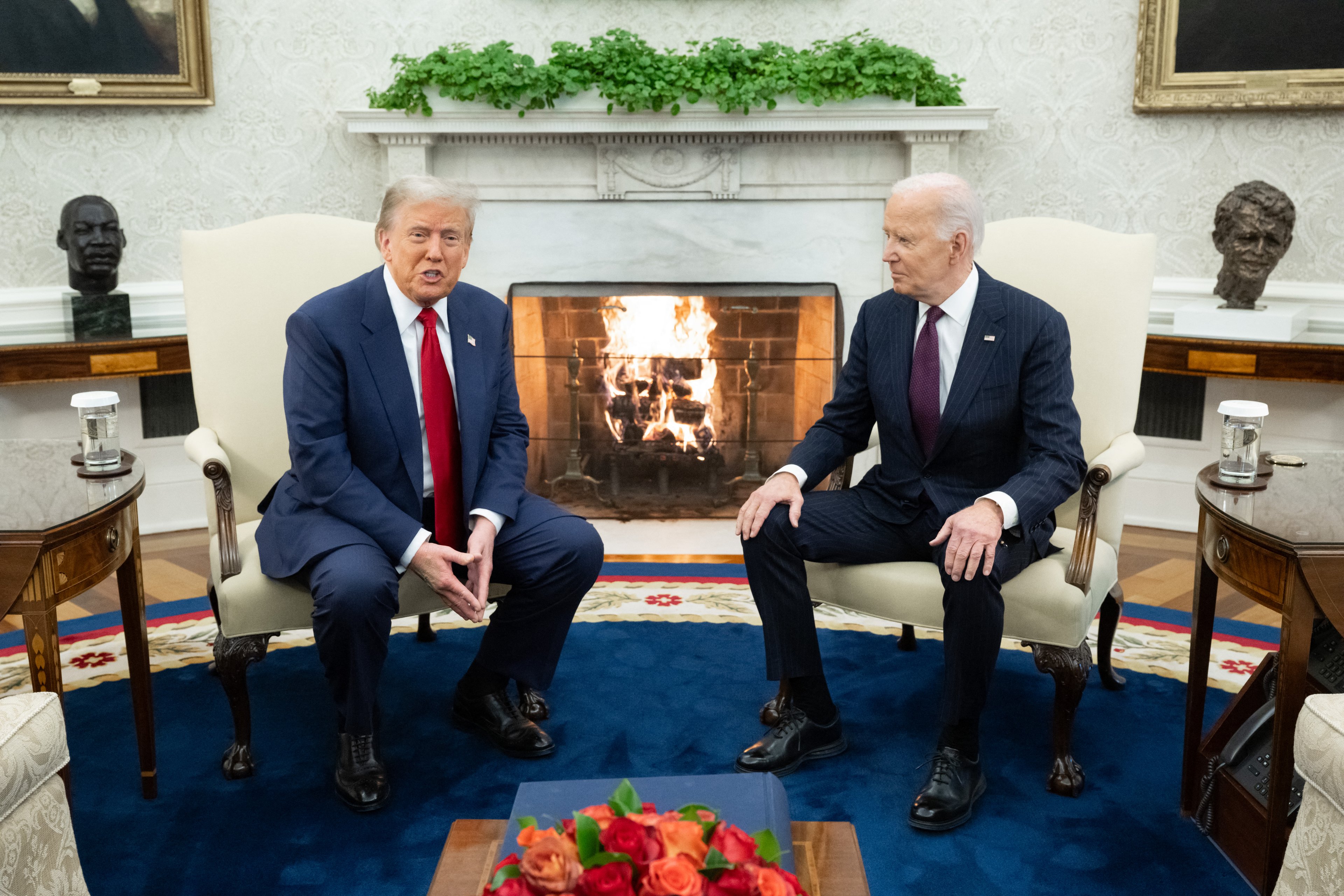 Biden recebe Trump no Salão Oval da Casa Branca para iniciar transição