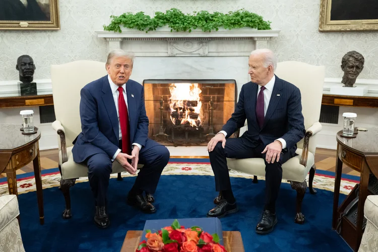 Donald Trump, presidente eleito, e Joe Biden, atual presidente, durante encontro no Salão Oval na Casa Branca
 (Saul Loeb/AFP)