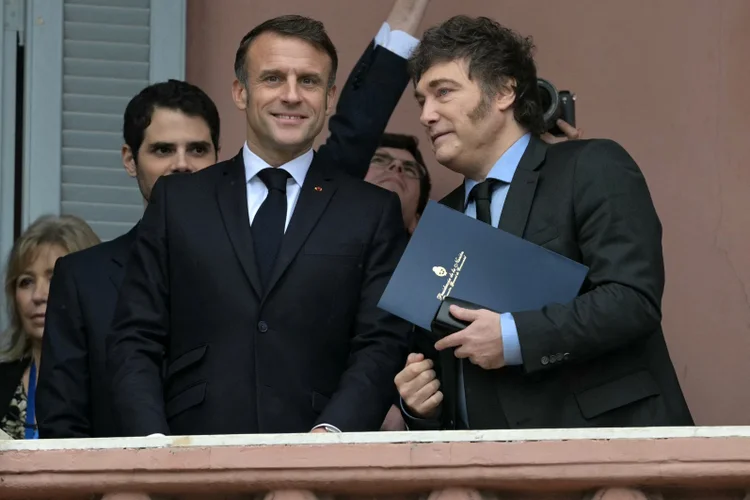 O presidente francês Emmanuel Macron e o presidente argentino Javier Milei conversam na sacada do palácio do governo Casa Rosada após uma reunião em Buenos Aires em 17 de novembro de 2024 ( JUAN MABROMATA/AFP)