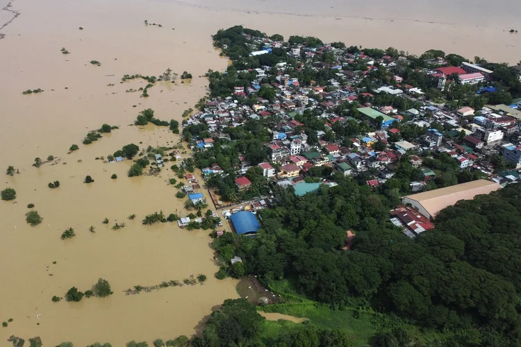 Uma vista aérea mostra casas submersas em uma vila em Ilagan, província de Isabela, em 18 de novembro de 2024, devido às chuvas pesadas e contínuas do Super Tufão Man-yi (Villamor VISAYA/AFP)