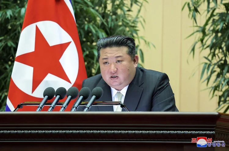 Esta foto tirada em 15 de novembro de 2024 e divulgada pela Agência Central de Notícias da Coreia do Norte (KCNA) via KNS em 18 de novembro de 2024 mostra o líder da Coreia do Norte, Kim Jong Un, participando da Conferência de Comandantes e Instrutores Políticos do 4º Batalhão do Exército Popular da Coreia em Pyongyang. (Foto de KCNA VIA KNS / AFP) / Coreia do Sul FORA / REPÚBLICA DA COREIA FORA
---NOTA DOS EDITORES--- RESTRITO AO USO EDITORIAL - CRÉDITO OBRIGATÓRIO "FOTO AFP/KCNA VIA KNS" - SEM MARKETING, SEM CAMPANHAS DE PUBLICIDADE - DISTRIBUÍDA COMO UM SERVIÇO AOS CLIENTES / ESTA FOTO FOI DISPONIBILIZADA POR TERCEIROS. A AFP NÃO PODE VERIFICAR DE FORMA INDEPENDENTE A AUTENTICIDADE, LOCALIZAÇÃO, DATA E CONTEÚDO DESTA IMAGEM --- / (KCNA VIA KNS / AFP/AFP)