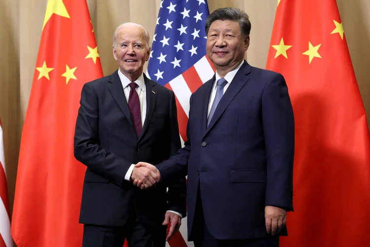 O presidente dos EUA, Joe Biden (E), aperta a mão do presidente chinês, Xi Jinping, à margem da cúpula da Cooperação Econômica Ásia-Pacífico (APEC) em Lima, Peru, em 16 de novembro de 2024 (Leah Millis / POOL / AFP/AFP)