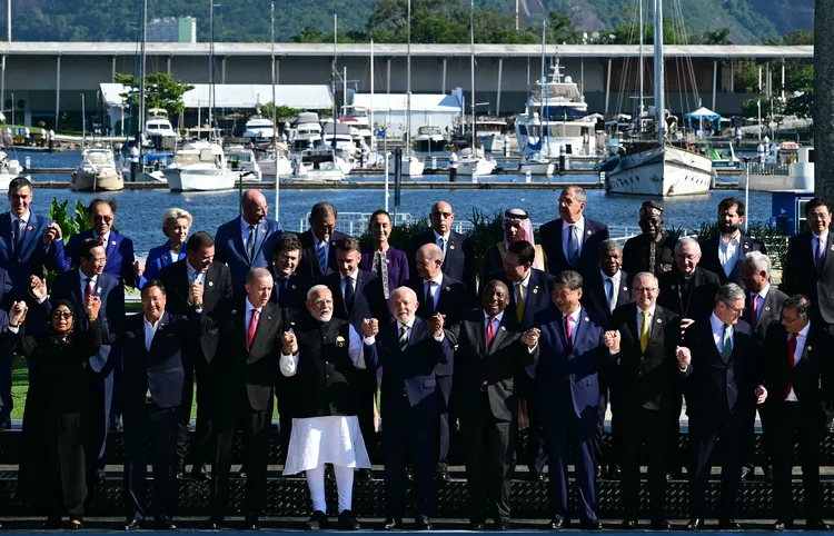 Foto oficial do G20: líderes mundiais com o Pão de Açúcar ao fundo (AFP)